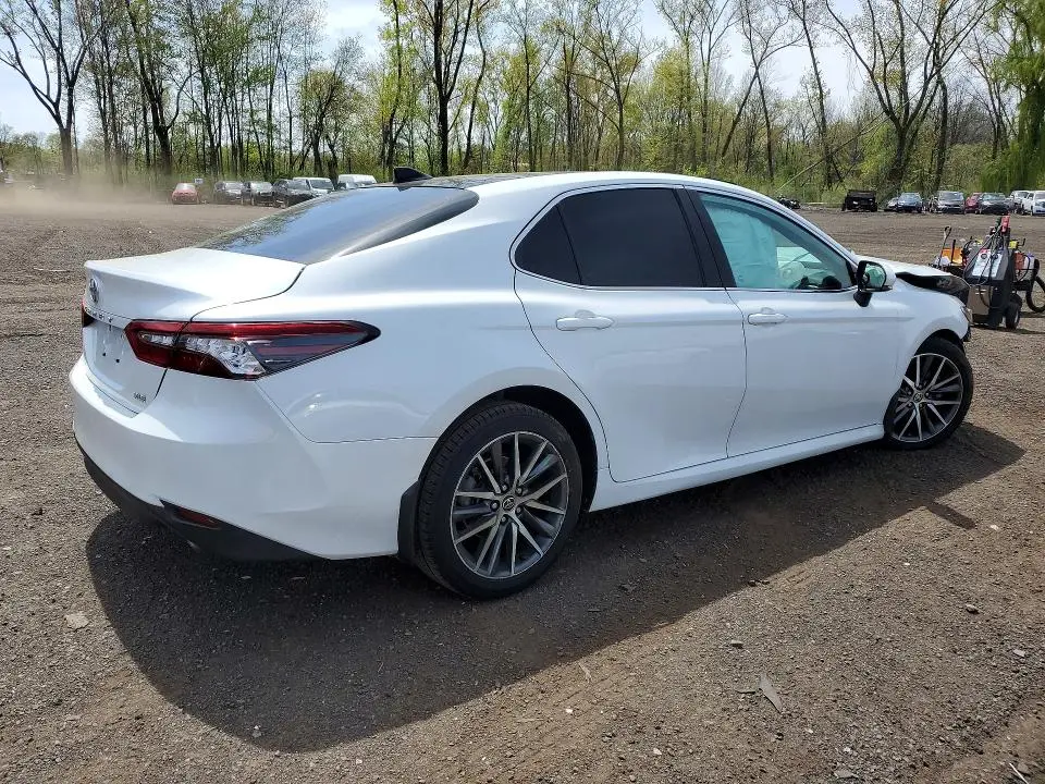 2021 TOYOTA CAMRY XLE  