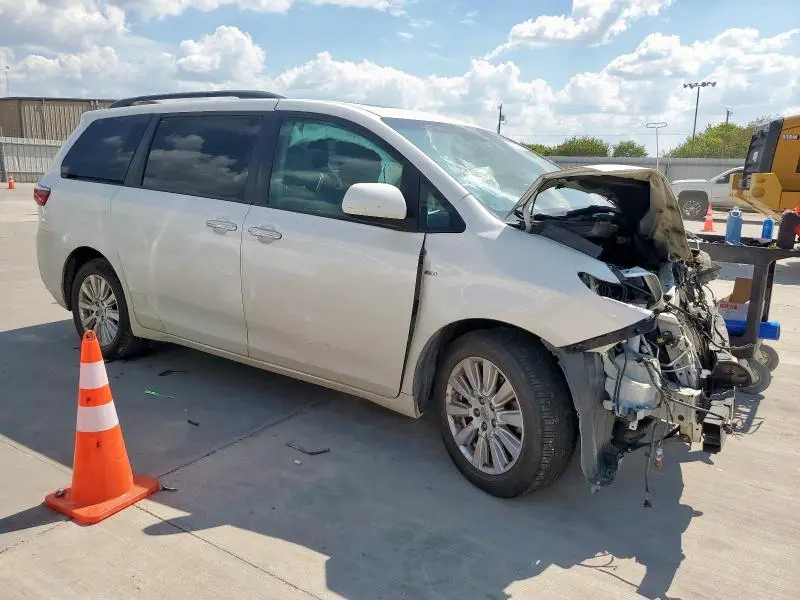 2017 TOYOTA SIENNA XLE  