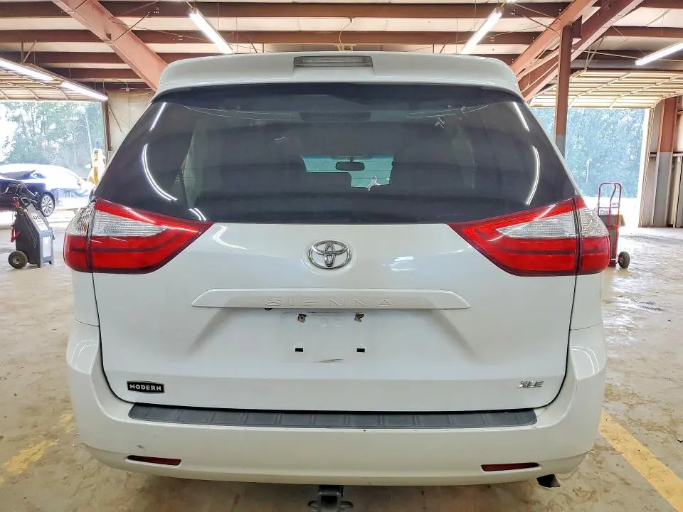 2015 TOYOTA SIENNA XLE 8-PASSENGER  