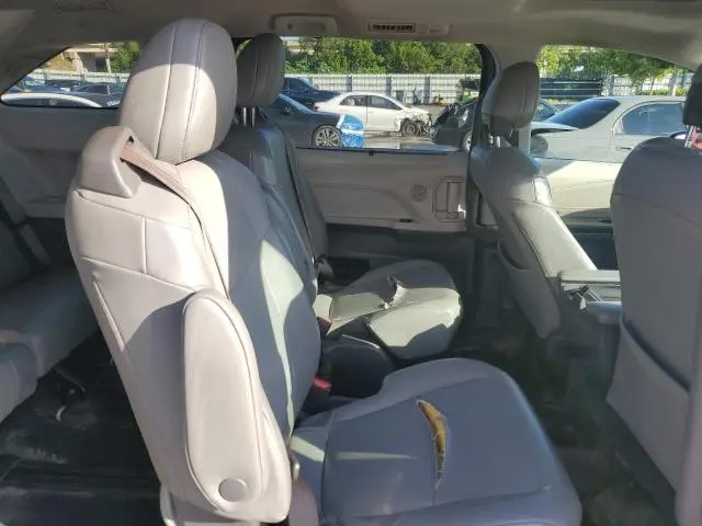 2021 TOYOTA SIENNA XLE  