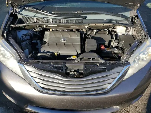 2013 TOYOTA SIENNA XLE  