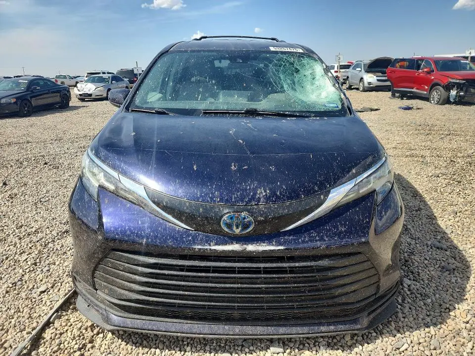 2021 TOYOTA SIENNA LE  
