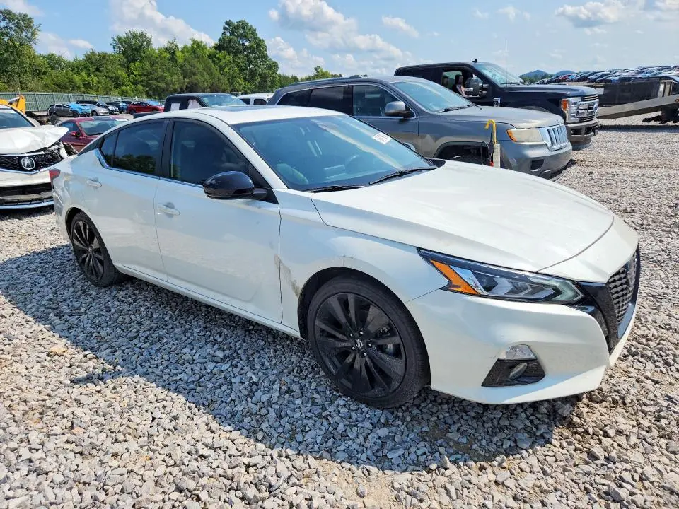 2022 NISSAN ALTIMA SR  
