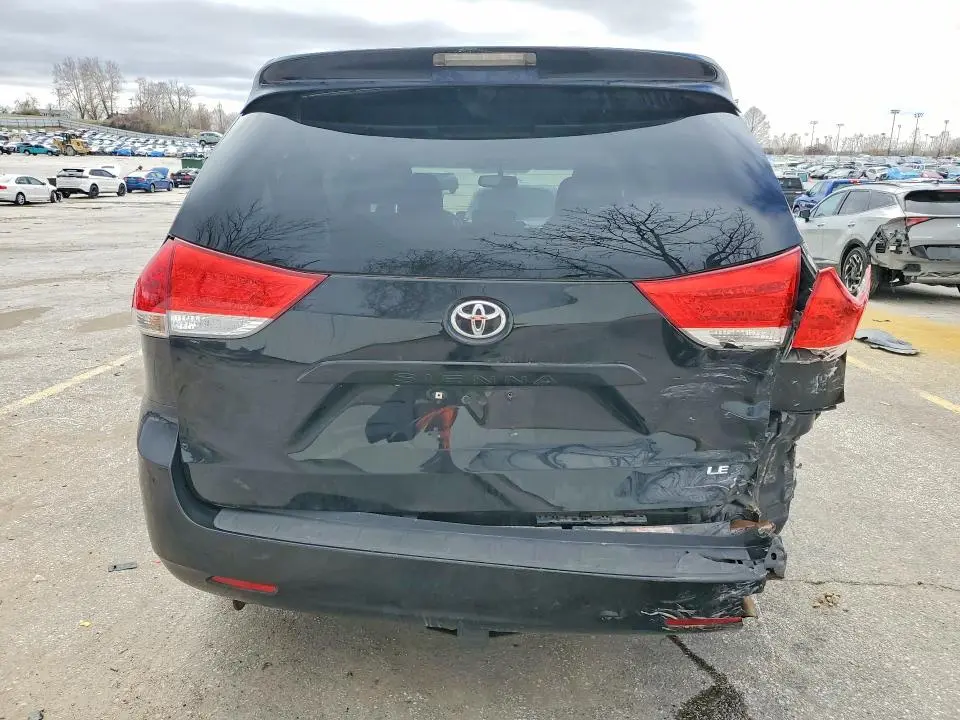 2014 TOYOTA SIENNA LE 8-PASSENGER  