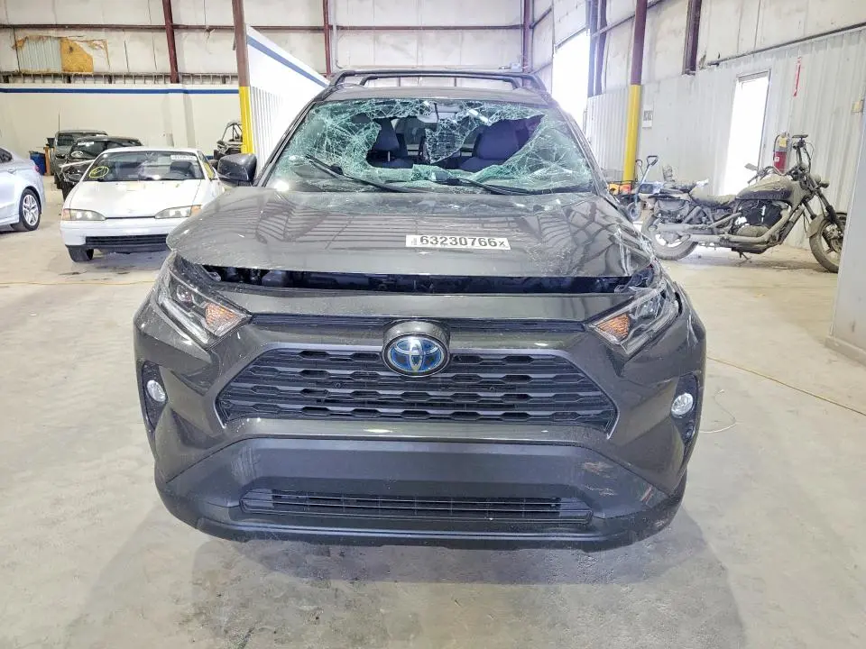 2021 TOYOTA RAV4 XLE  