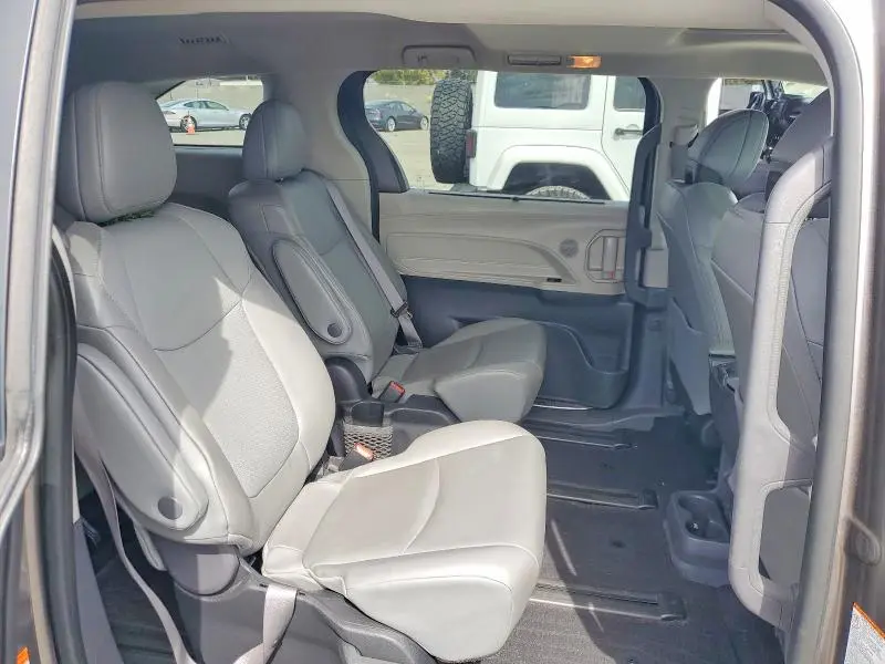 2022 TOYOTA SIENNA XLE  