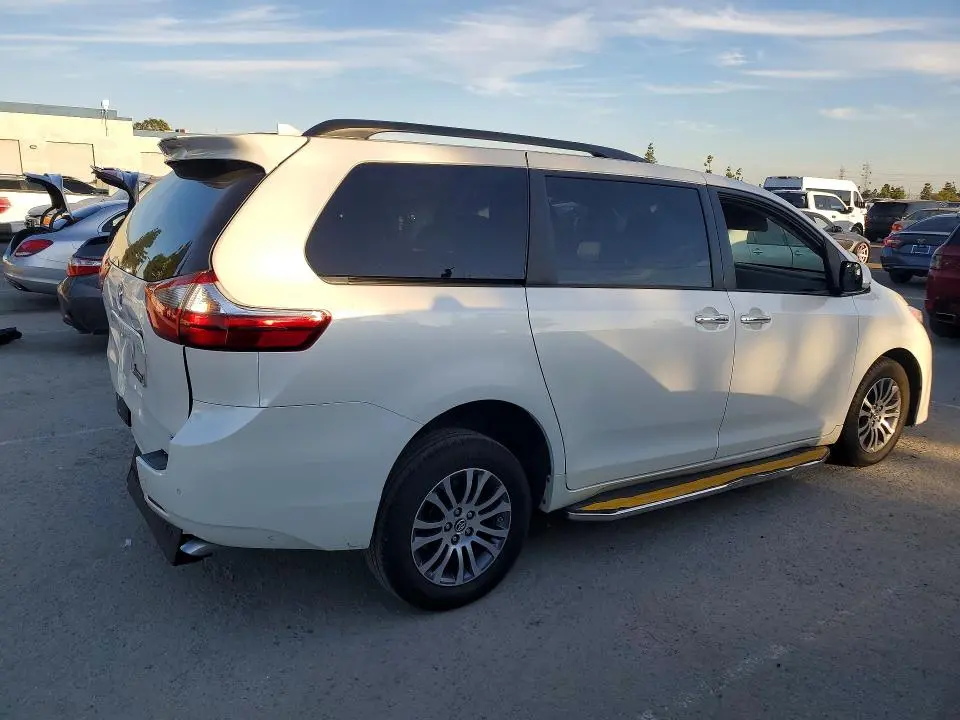 2020 TOYOTA SIENNA XLE  