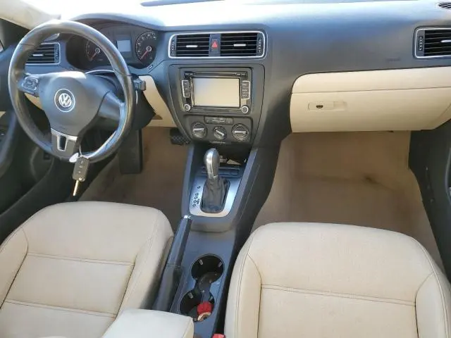 2011 VOLKSWAGEN JETTA SE  
