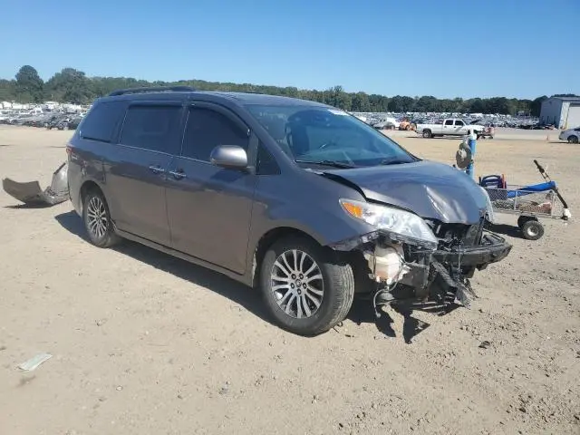 2018 TOYOTA SIENNA XLE