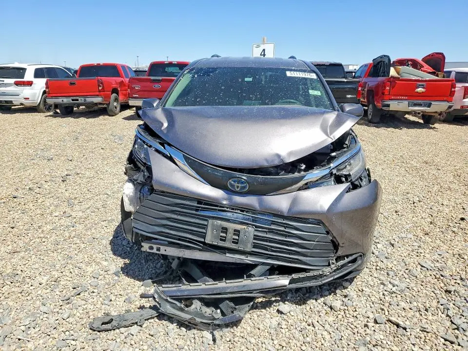 2021 TOYOTA SIENNA LE  
