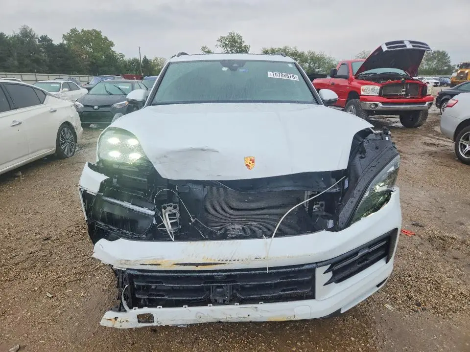 2024 PORSCHE CAYENNE   