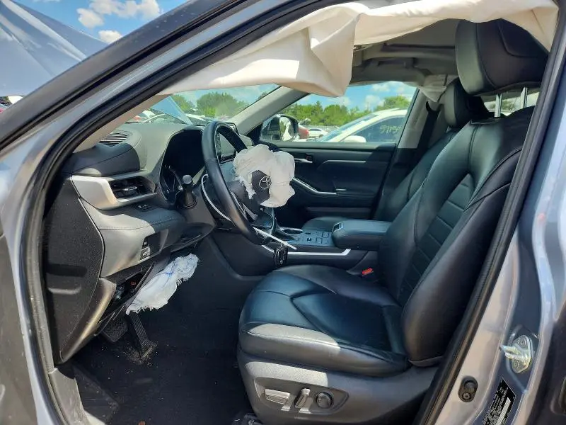2022 TOYOTA HIGHLANDER XLE  