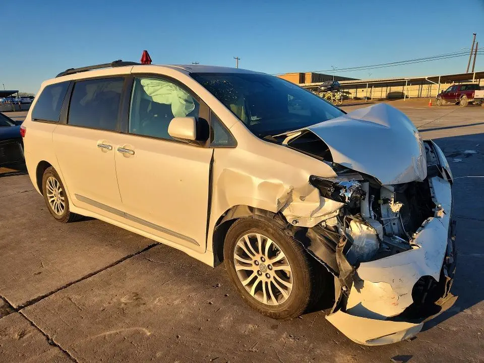 2019 TOYOTA SIENNA XLE  