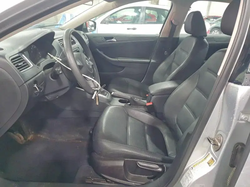 2011 VOLKSWAGEN JETTA SE  