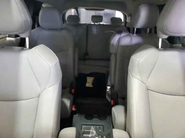 2025 TOYOTA SIENNA XLE  