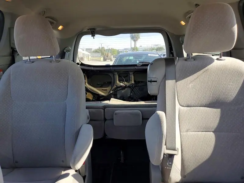 2018 TOYOTA SIENNA LE  