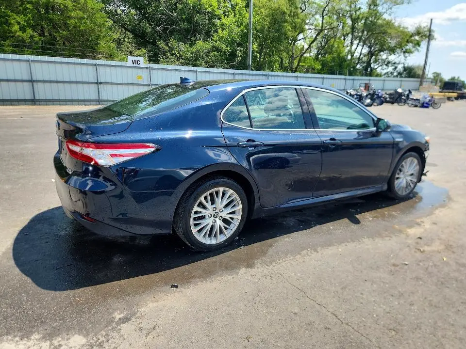 2020 TOYOTA CAMRY XLE  