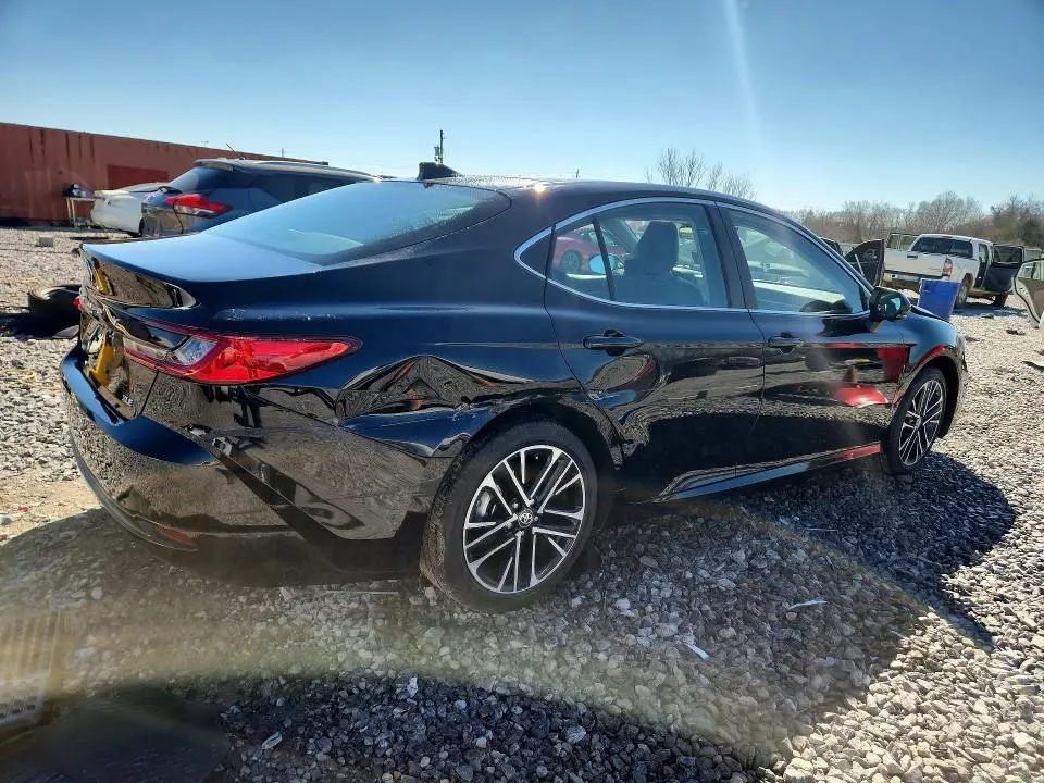 2025 TOYOTA CAMRY XLE  