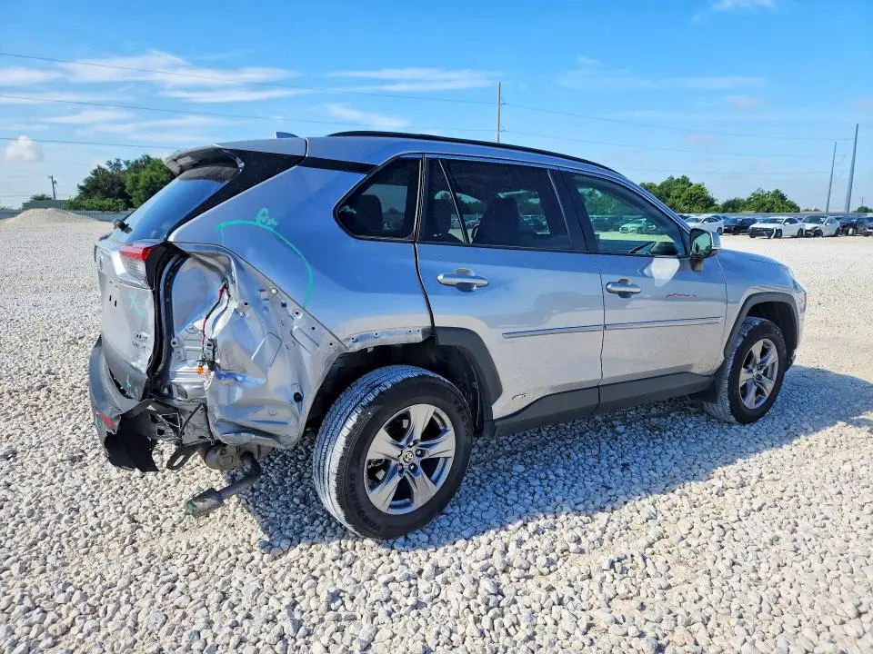 2022 TOYOTA RAV4 XLE  