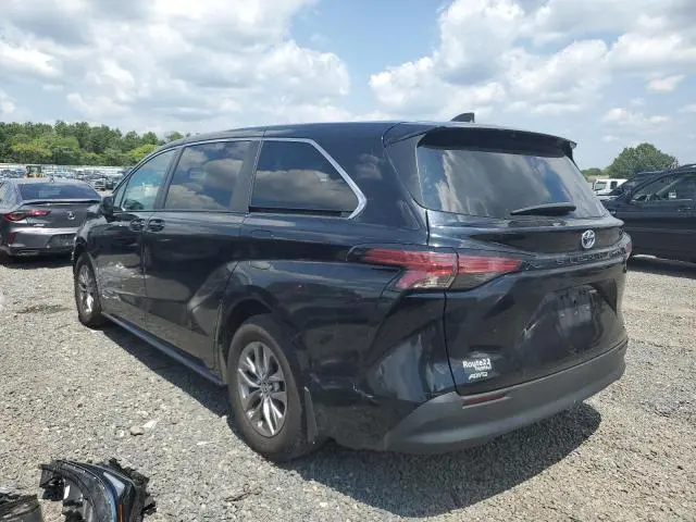 2021 TOYOTA SIENNA LE  