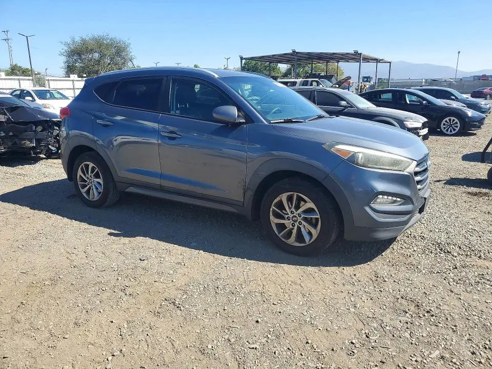 2016 HYUNDAI TUCSON SE  