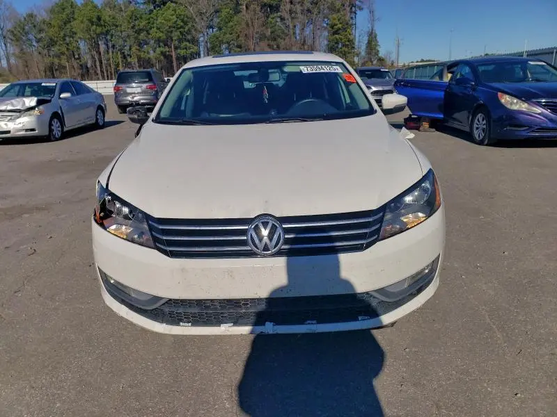2015 VOLKSWAGEN PASSAT SE  