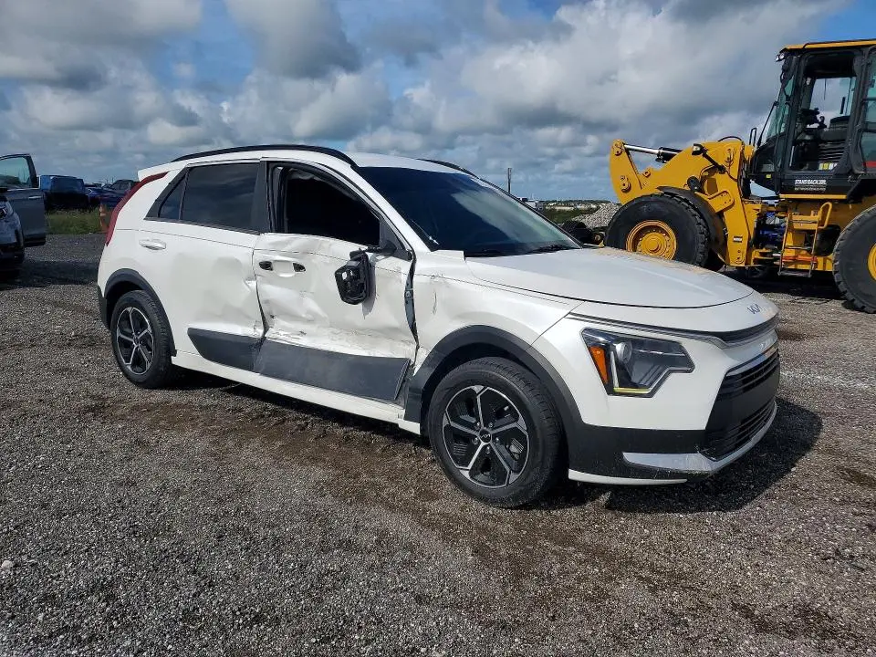 2023 KIA NIRO LX  