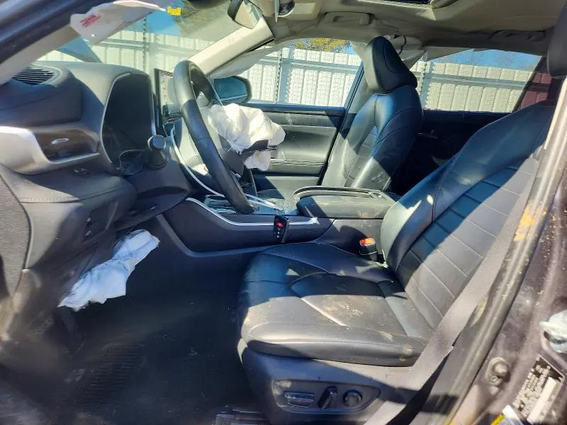 2021 TOYOTA HIGHLANDER XLE  