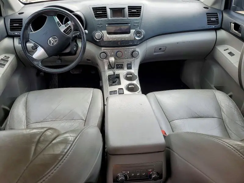 2011 TOYOTA HIGHLANDER SE  