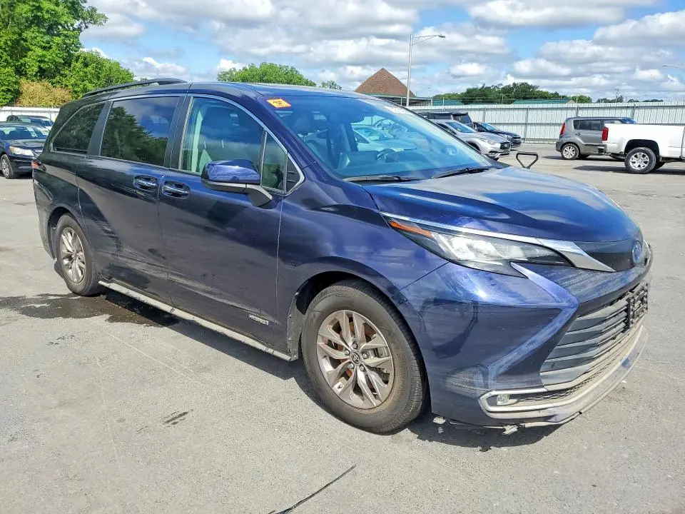2021 TOYOTA SIENNA XLE  