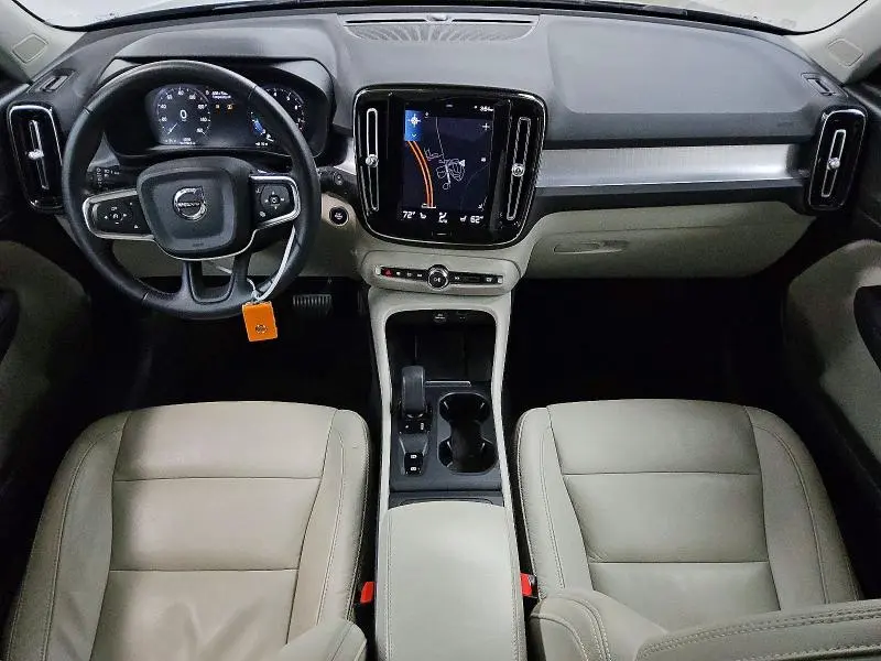 2022 VOLVO XC40 T5 MOMENTUM  