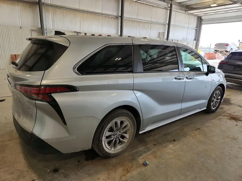2022 TOYOTA SIENNA LE  