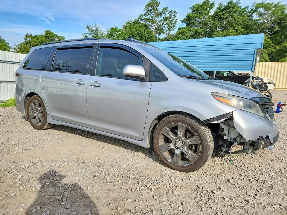 2016 TOYOTA SIENNA SE  