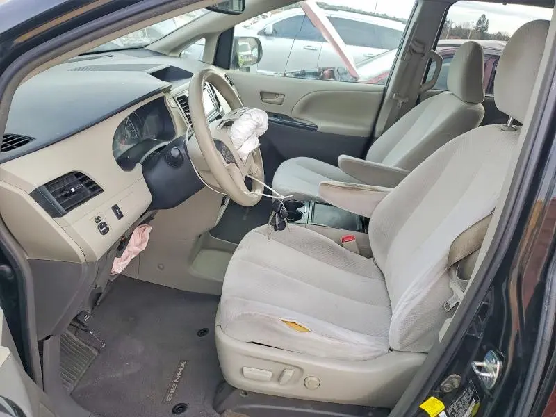 2013 TOYOTA SIENNA LE  