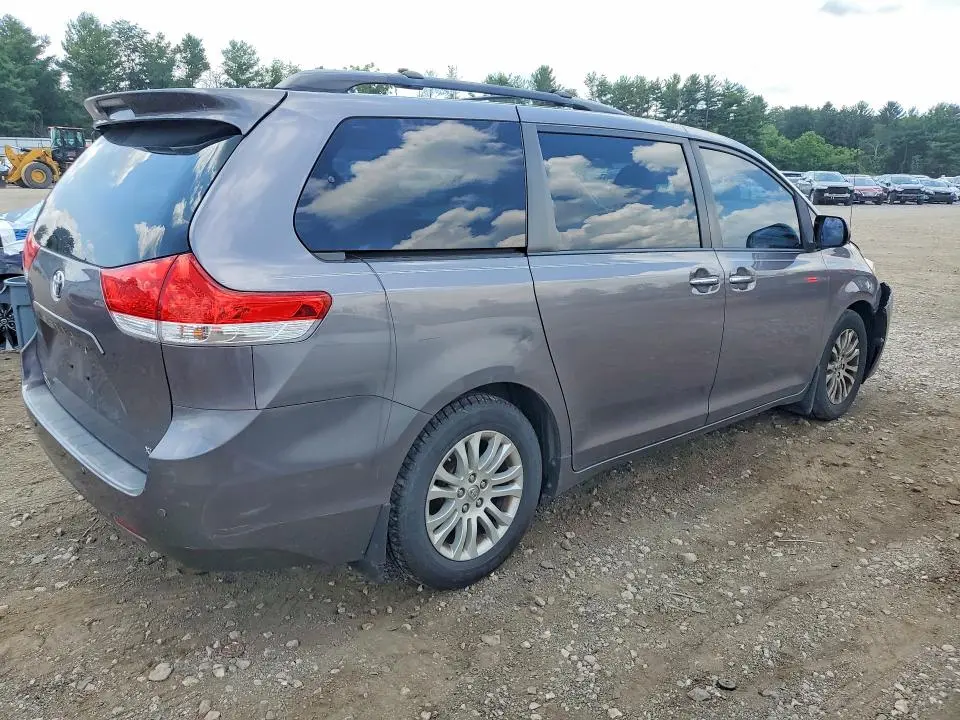 2013 TOYOTA SIENNA XLE 8-PASSENGER  