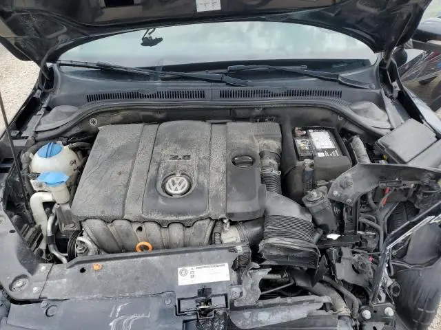 2011 VOLKSWAGEN JETTA SE  