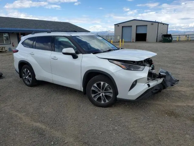 2022 TOYOTA HIGHLANDER XLE  