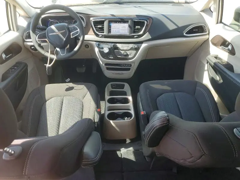 2024 CHRYSLER VOYAGER LX  