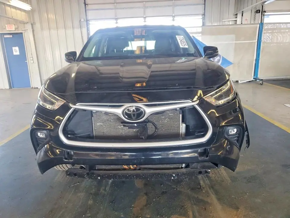2021 TOYOTA HIGHLANDER LE  