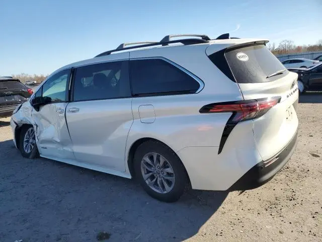 2021 TOYOTA SIENNA XLE  