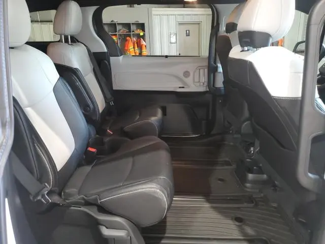 2025 TOYOTA SIENNA XSE  