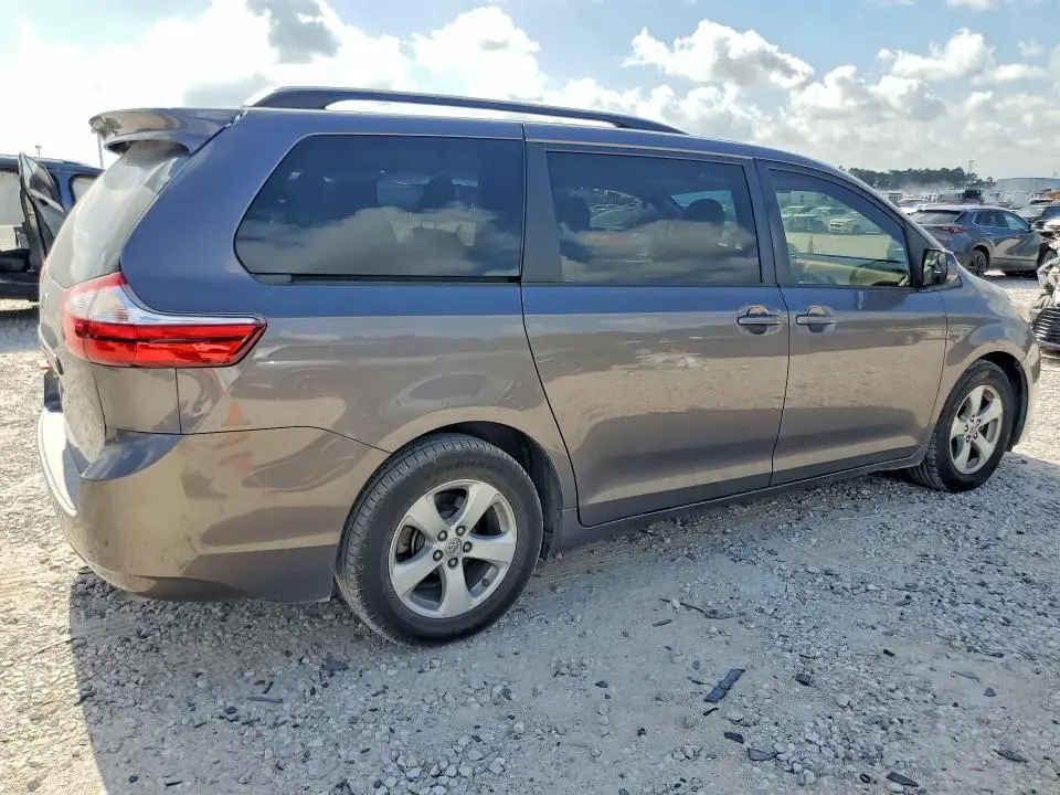 2017 TOYOTA SIENNA LE  