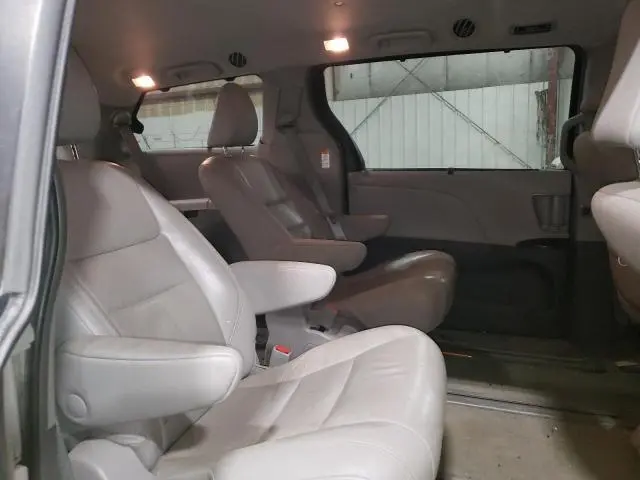 2018 TOYOTA SIENNA XLE  