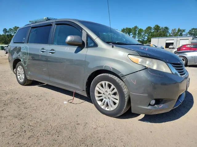 2013 TOYOTA SIENNA XLE