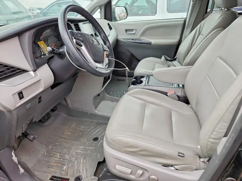 2017 TOYOTA SIENNA LE  