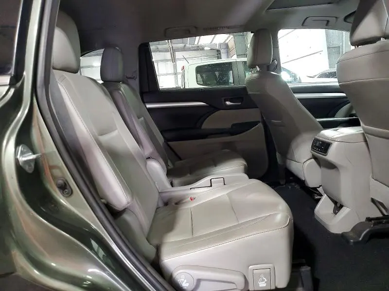 2016 TOYOTA HIGHLANDER XLE  