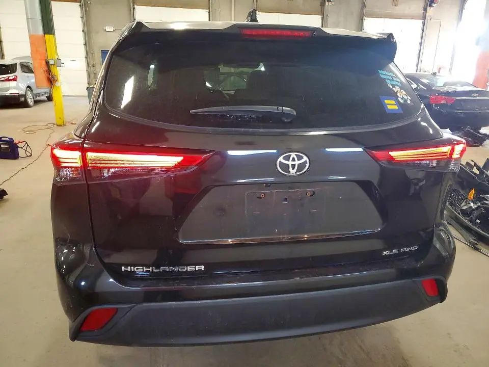 2021 TOYOTA HIGHLANDER XLE  