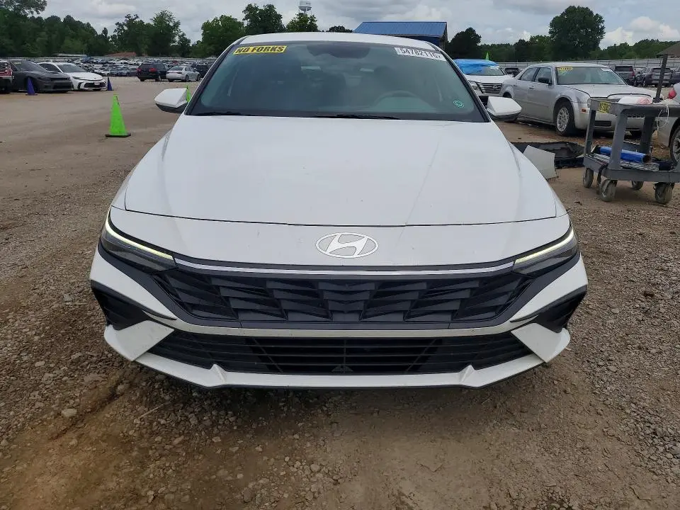2024 HYUNDAI ELANTRA SE  