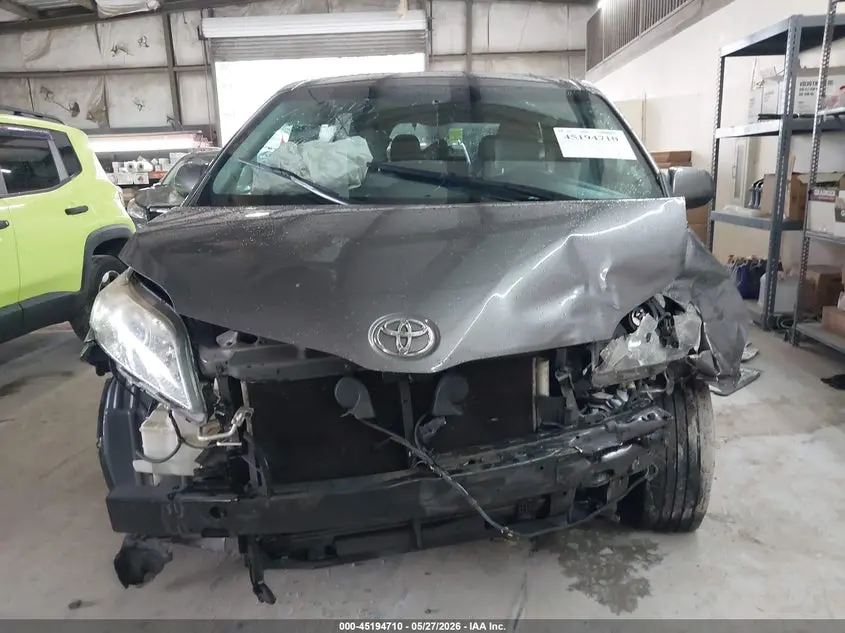 2017 TOYOTA SIENNA LE 8 PASSENGER