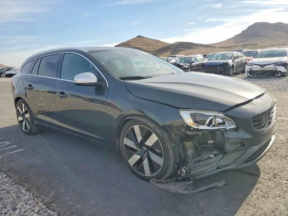 2015 VOLVO V60 R DESIGN  